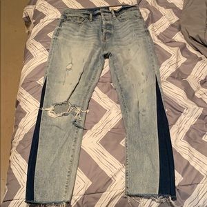 Mom jeans w darker denim on the side and holes